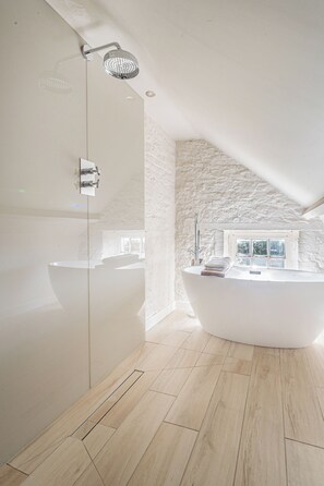 Een douche, een haardroger, handdoeken, zeep