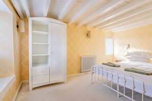 Een strijkplank/strijkijzer, internet, beddengoed