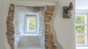 Ein Zimmer mit Wandgestaltung aus Stein und einer Leuchte.