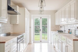 Fridge, oven, stovetop, dishwasher - Charming character cottage in Colerne (Colerne)