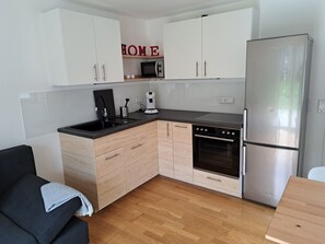 Fridge, microwave, oven, stovetop - Rieke’s Apartment with Private Terrace and Wi-Fi (Friedrichshafen)