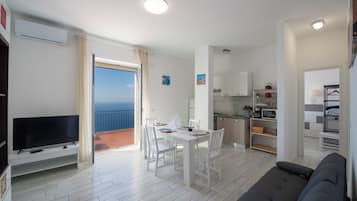 Apartamento, vista para o mar | Área de estar | Smart TV