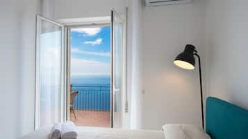 Appartamento, vista mare | Ferro/asse da stiro, Wi-Fi gratuito