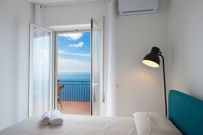 Appartamento, vista mare | Ferro/asse da stiro, Wi-Fi gratuito