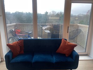 Living area - Cosy Dartford Apartment With City Views (Dartford)