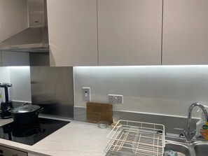 Private kitchen - Cosy Dartford Apartment With City Views (Dartford)