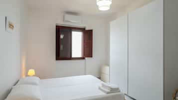 2 bedrooms, iron/ironing board, travel cot