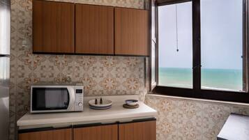 Refrigerador, microondas y periquera