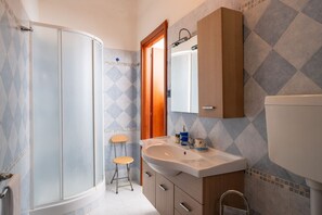 Doccia, bidet, asciugamani, shampoo