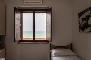 2 chambres, fer et planche à repasser, lit parapluie
