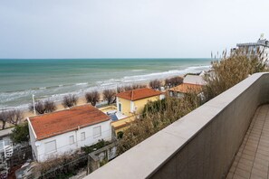 Nicht klassifiziertes Bild, 2 von 33, Schaltfläche