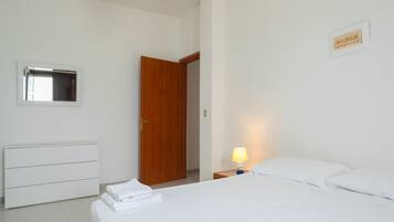 2 habitaciones, tabla de planchar con plancha y cuna de viaje