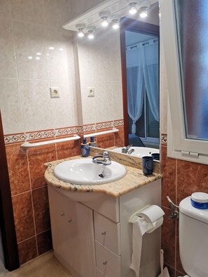 Tina de hidromasaje, secadora de cabello, bidet, jabón 