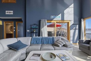 Een smart-tv, een open haard en boeken