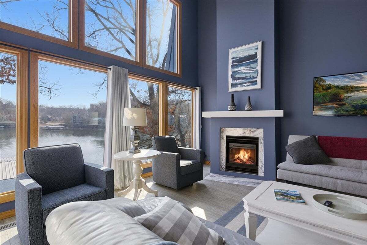 Smart-tv, een open haard en boeken