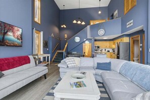 Een smart-tv, een open haard en boeken