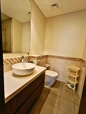 Hair dryer, towels, soap, toilet paper - Canal View - 10 Min Walk to Dubai Mall- Prime Business Bay (Dubai)