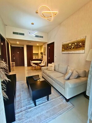 Living area - Canal View - 10 Min Walk to Dubai Mall- Prime Business Bay (Dubai)