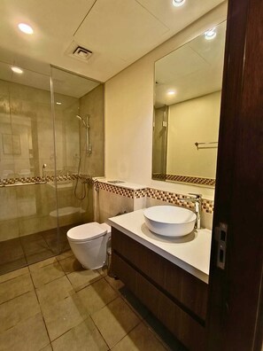 Hair dryer, towels, soap, toilet paper - Canal View - 10 Min Walk to Dubai Mall- Prime Business Bay (Dubai)
