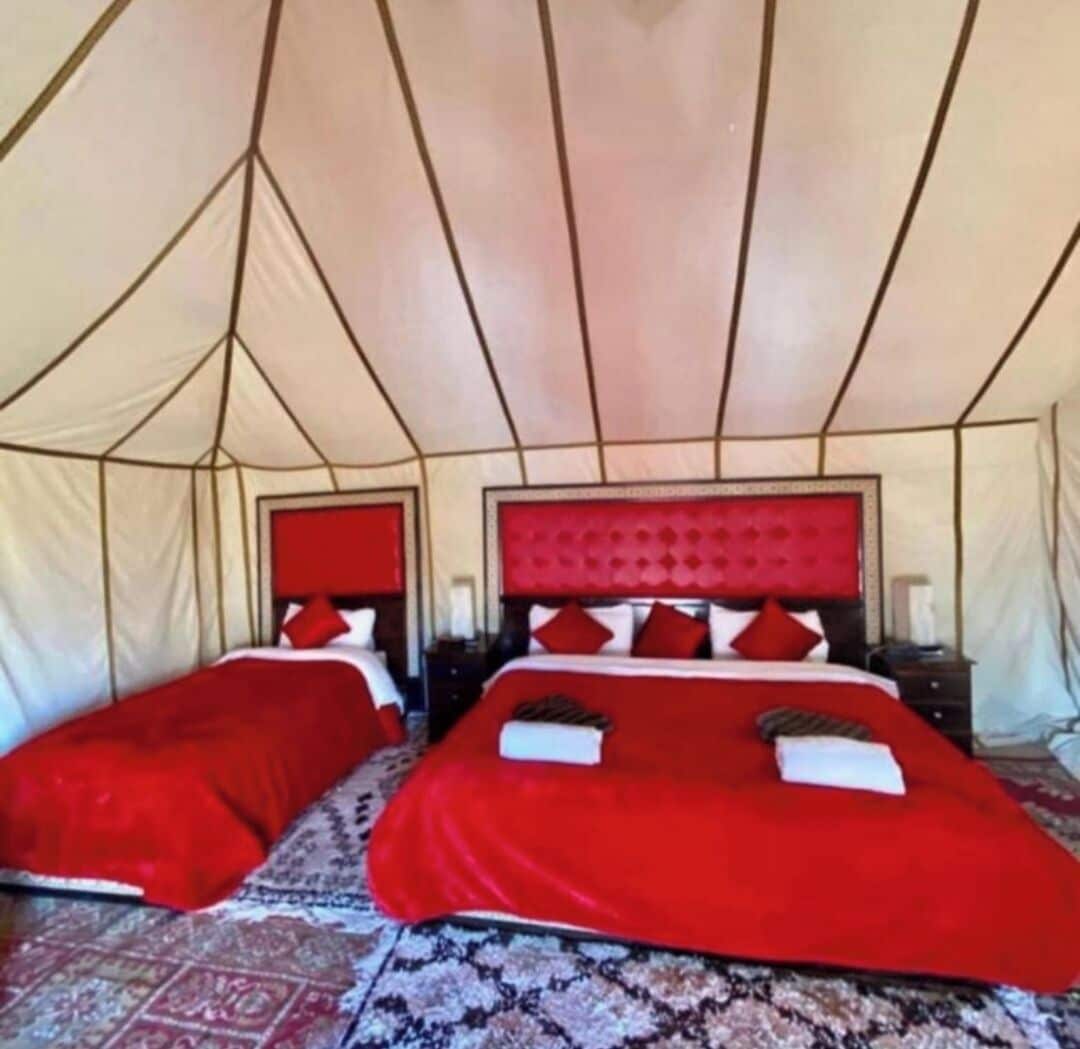 Chambre triple luxueuse, patio, vistas al desierto | Espace de travail pour ordinateurs portables, accès au Wi-Fi (inclus)