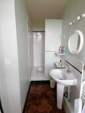 Douche, sèche-cheveux, serviettes fournies, savon