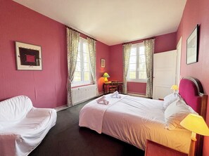 Fer et planche à repasser, accès Internet, draps fournis