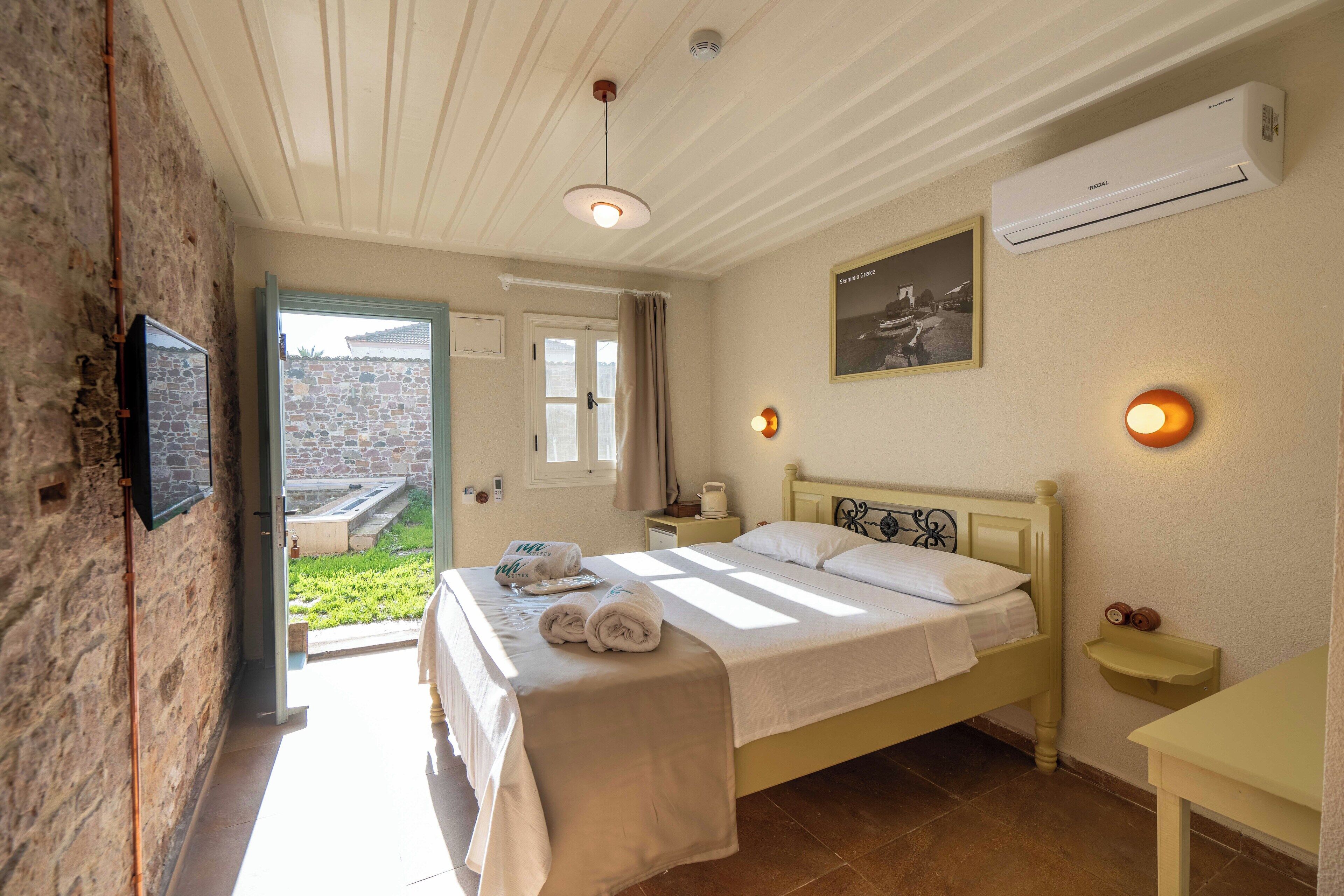 Comfort Room, Pool View