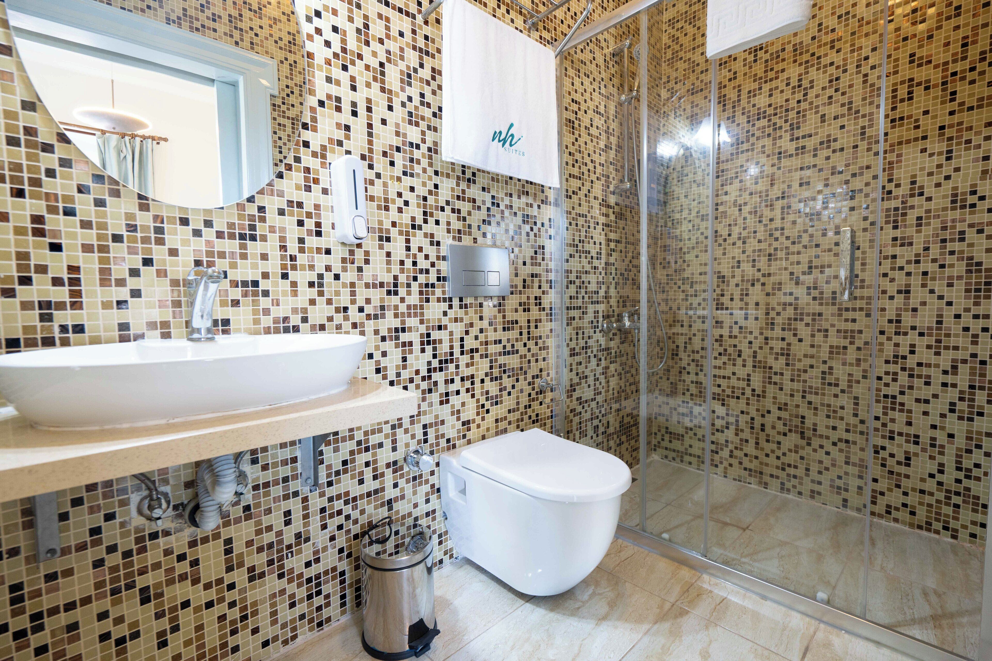 Family Quadruple Room | Bathroom | Shower, hair dryer, towels, soap