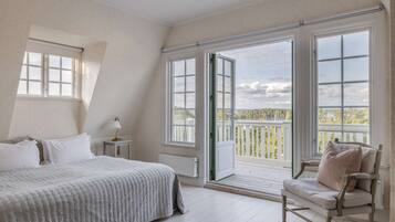 6 chambres, bureau, fer et planche à repasser, lit parapluie