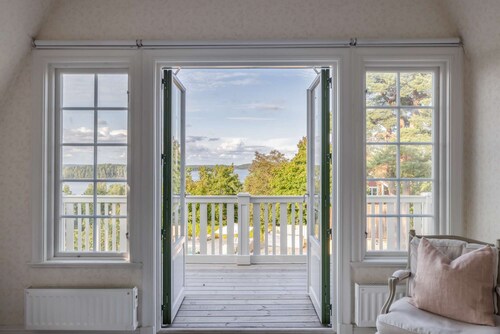 Villa Solfjäder offers a luxurious retreat in the stunning Stockholm archipelago.
