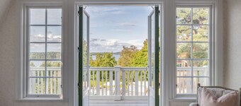 Villa Solfjäder offers a luxurious retreat in the stunning Stockholm archipelago.