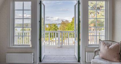 Villa Solfjäder offers a luxurious retreat in the stunning Stockholm archipelago.