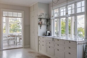 Microwave, oven, dishwasher, coffee/tea maker