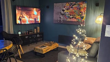 Smart-TV, Kamin, BĂŒcher, Stereoanlage