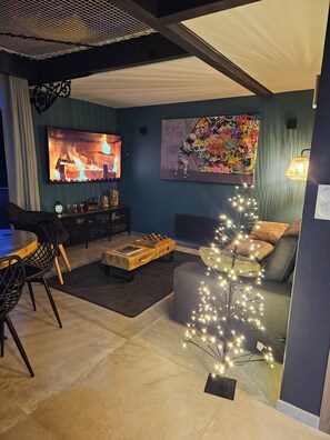 Smart-TV, Kamin, Bücher, Stereoanlage