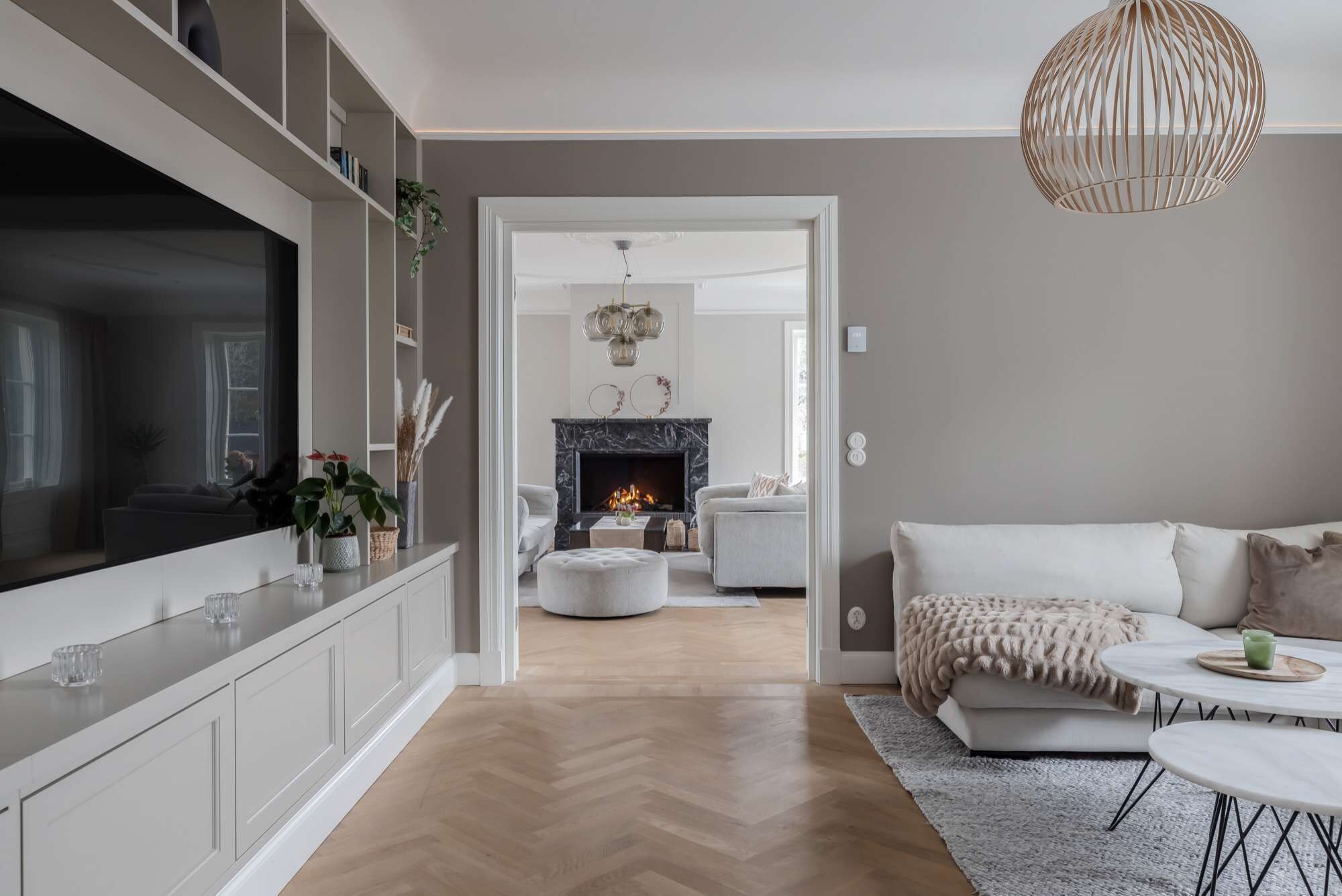 Télévision, cheminée, jeux vidéo, livres