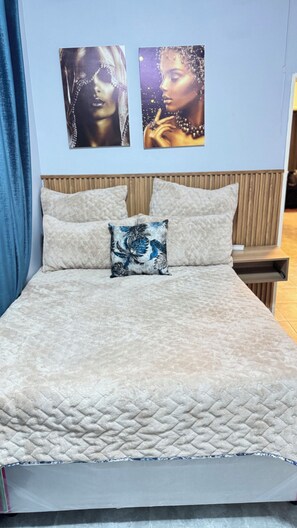 3 habitaciones, tabla de planchar con plancha, internet y ropa de cama 