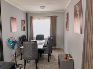 Dining - Stylish and Cozy home in Harare . Private and affordable- perfect getaway (Harare)