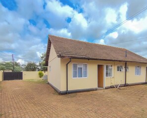 Exterior - Stylish and Cozy home in Harare . Private and affordable- perfect getaway (Harare)
