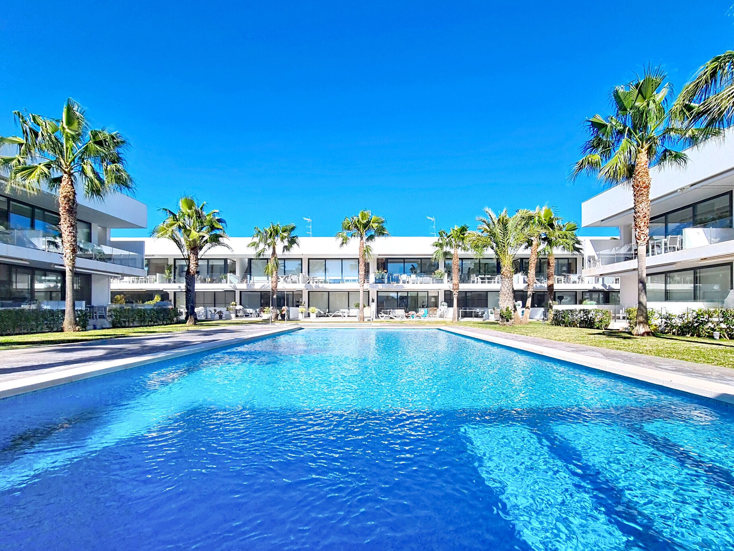 Modernes Penthouse mit zwei Schlafzimmern in den Antilia Terraces, Mar de Cristal, mit Dachterrasse, Gemeinschaftspool und Panoramablick.