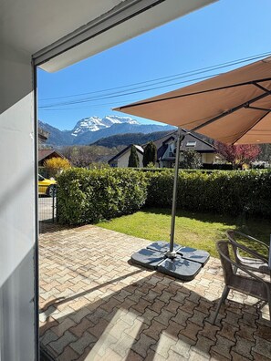 Terrace/patio - Cozy home on Lake Annecy - walking distance to the beach, private garden, wood-burning stove & mountains (Duingt)