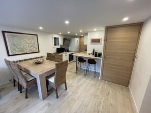 Dining - Cozy home on Lake Annecy - walking distance to the beach, private garden, wood-burning stove & mountains (Duingt)