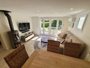 Living area - Cozy home on Lake Annecy - walking distance to the beach, private garden, wood-burning stove & mountains (Duingt)