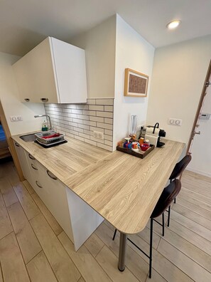 Fridge, microwave, oven, stovetop - Cozy home on Lake Annecy - walking distance to the beach, private garden, wood-burning stove & mountains (Duingt)