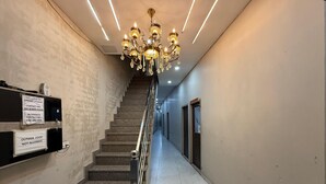 A staircase with a chandelier, a sign indicating a Dream Lounge, and a no outside food policy. - Dream Lounge (Jalandhar)