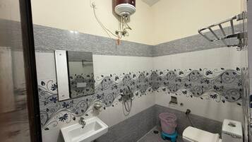 Dusj, toalettartikler (inkludert), håndklær og såpe