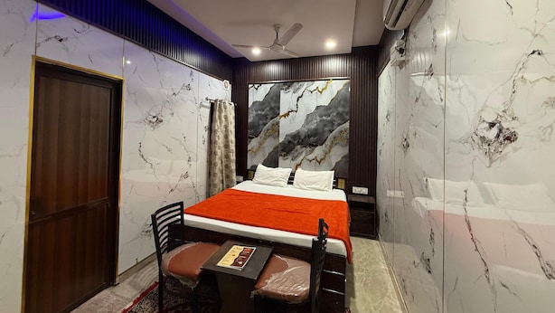 A bedroom with a bed, a desk, a chair, and a wardrobe. - Dream Lounge (Jalandhar)