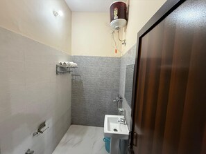 Ducha, artículos de higiene personal gratuitos, toallas y jabón