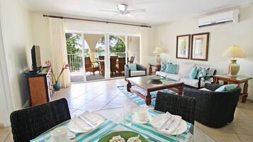 Condo, 3 Bedrooms | Ruang tamu