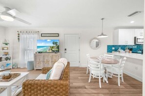 Condo, 2 habitaciones | Área de sala de estar